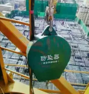 塔吊安全防墜器重達60斤，怎么輕松懸掛到塔吊上